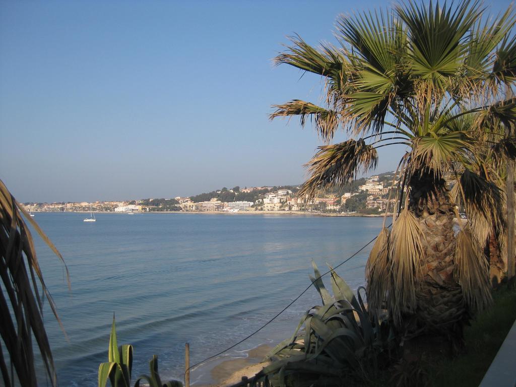 50m Plage T2 Grande Terrasse Vue Mer Climatisé Piscine Chauffée, Parking clos gratuit Sanary-sur-Mer Extérieur photo